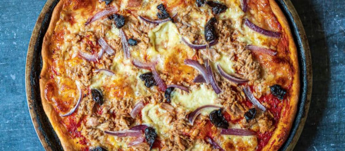 Tuna-Pizza-with-Red-Onion-and-Black-Olives4-720x540